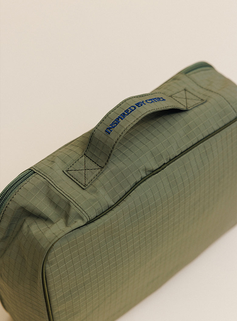 25 Holiday Travel Zip Bag